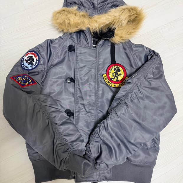 팀코믹스 패치드 MA-1 후디드 덱 점퍼_차콜