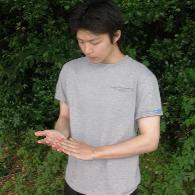 휴이 체크롤업 티 그레이