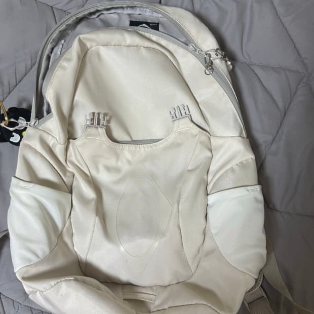 미스치프 버클 플립 백팩 라이트 베이지