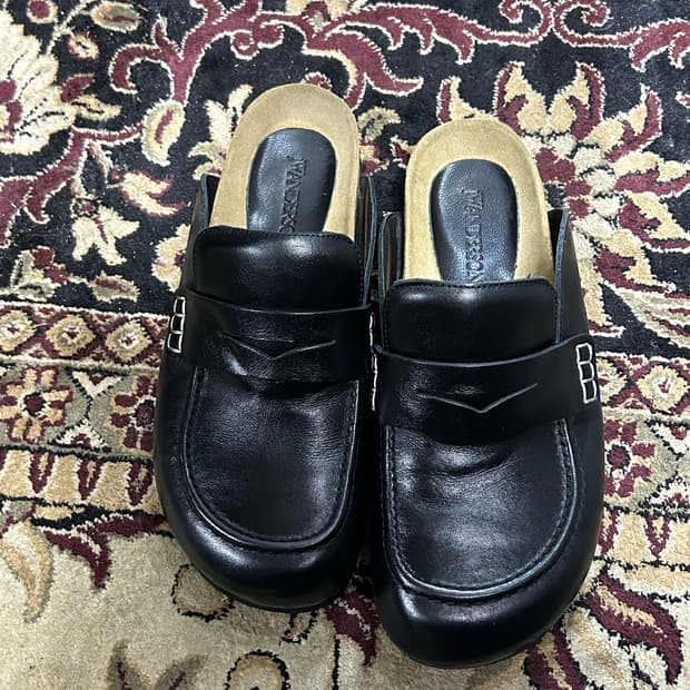 JW 앤더슨 블랙 가죽 뮬 37