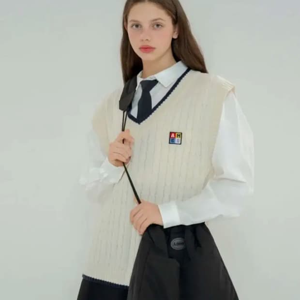 아메스월드와이드 박스 로고 브이넥 니트 베스트