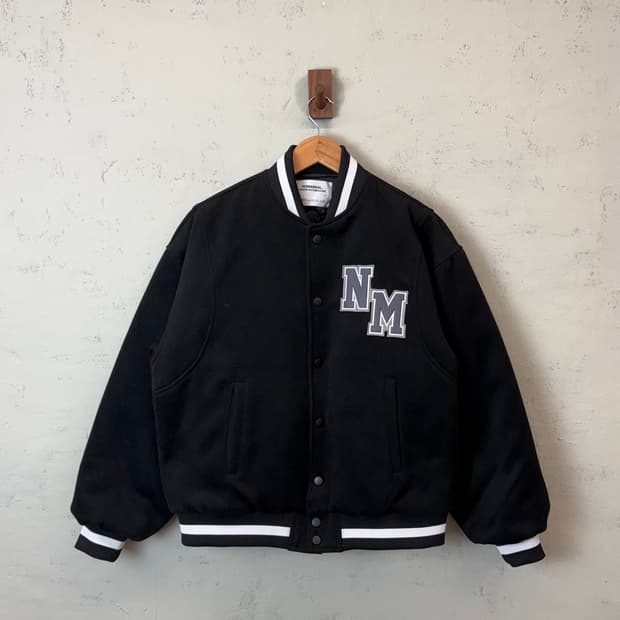 노매뉴얼 아치 로고 바시티 자켓