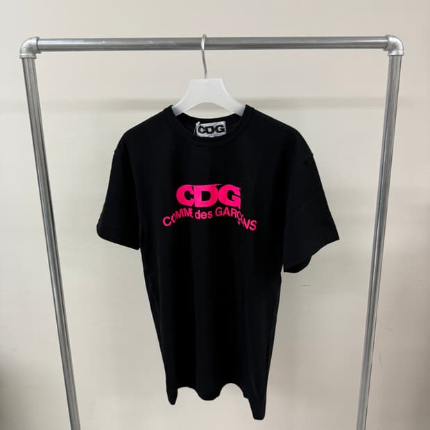 꼼데가르송 CDG 핑크 로고 티셔츠 블랙 핑크