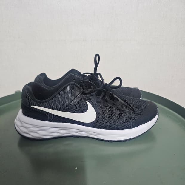 235 나이키 레볼루션