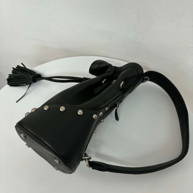 Mine 한섬 마인 소가죽 스터드 버킷 슬링백 숄더백