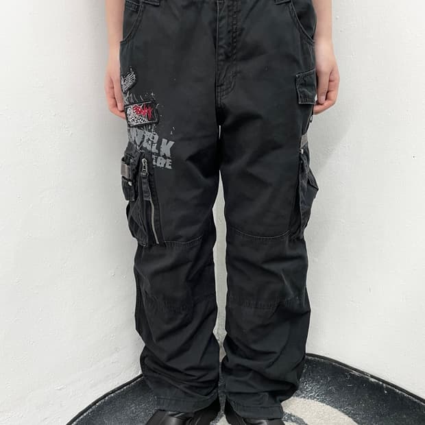 블랙 워크 자수 포켓 카고팬츠