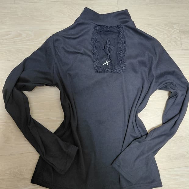 쉬인 블랙 십자가 시스루 컷아웃 기모 목폴라