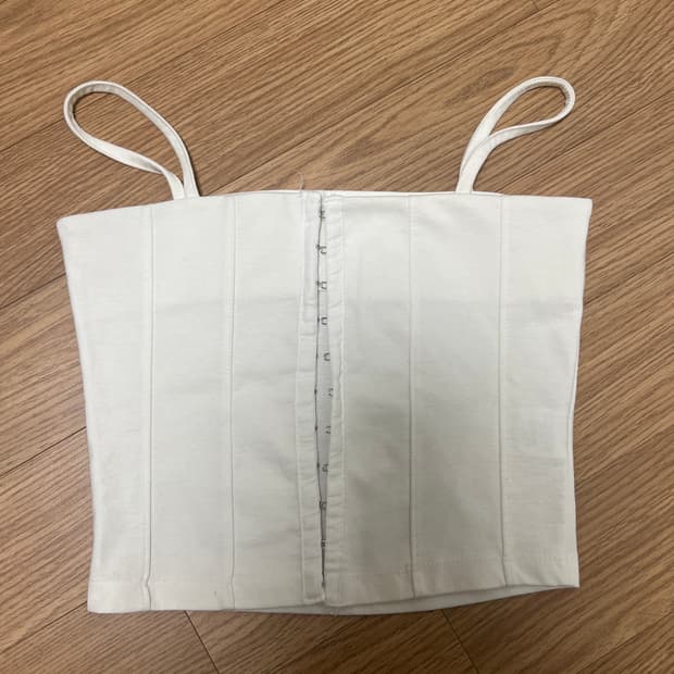 화이트 훅앤아이 탑