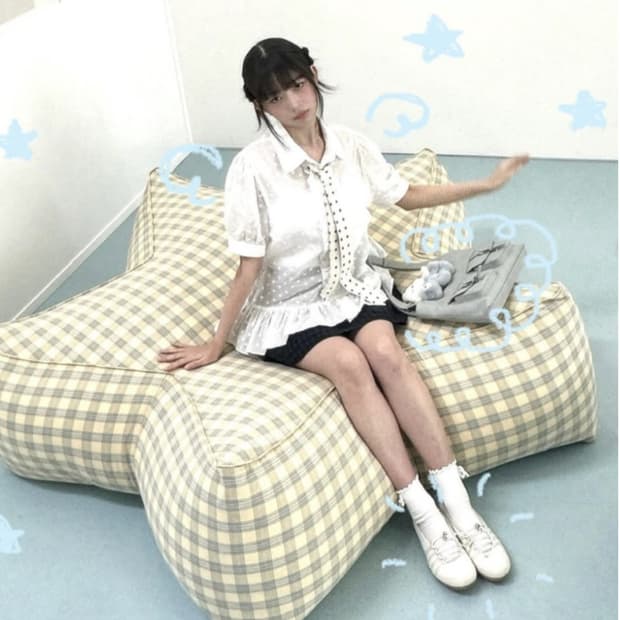 아이브 레이 착용 쿠키시 러플 도트 반팔 블라우스 화이트