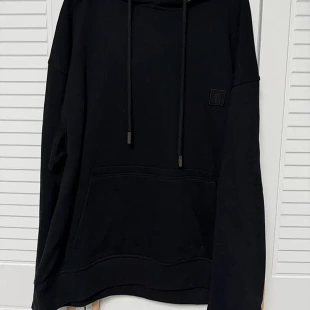 우영미 24FW 블랙 메탈릭 그래픽 후드 티셔츠