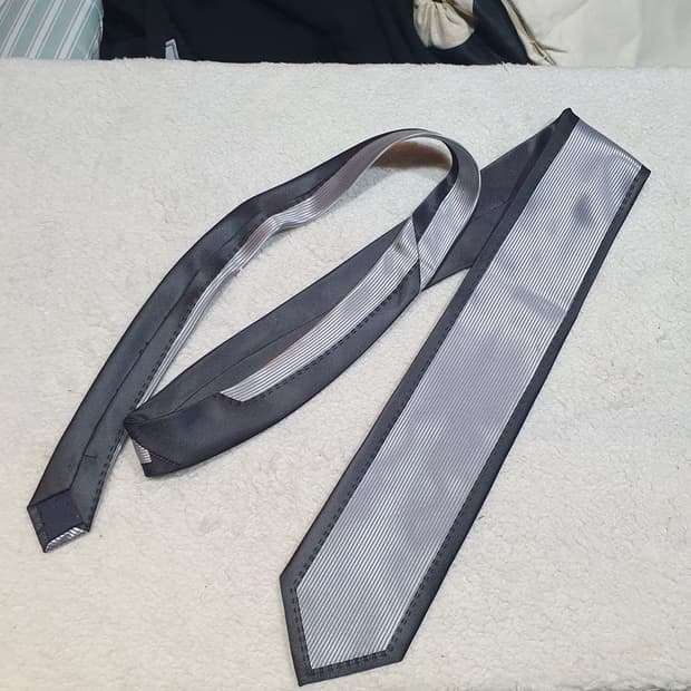 회색 스트라이프 넥타이