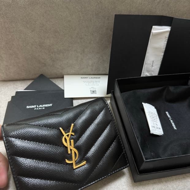 입생로랑 금장 모노그램 풀구성 마틀라세 지갑 668290 BOWA1