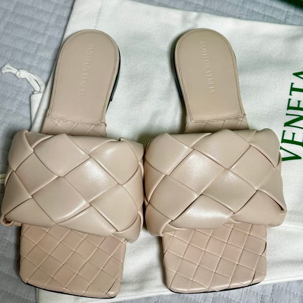 (새상품)보테가베네타 샌들_245