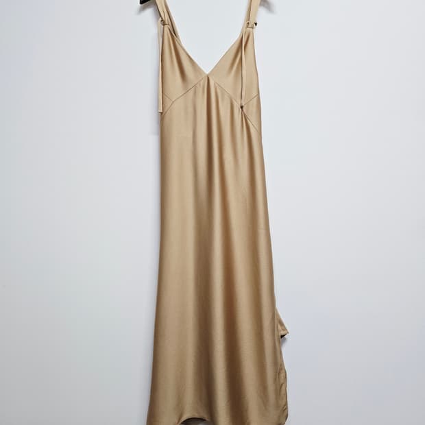 마인 베이지 끈 원피스 새틴 드레스