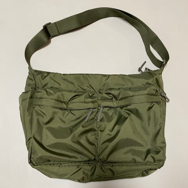 유니클로 멀티 포켓 숄더백 카키