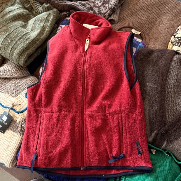 울리치 플리스 버건디 레드 베스트