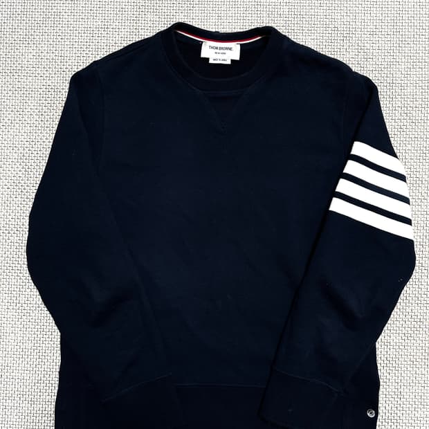 [3/당일배송] 톰브라운 사선완장 네이비 맨투맨