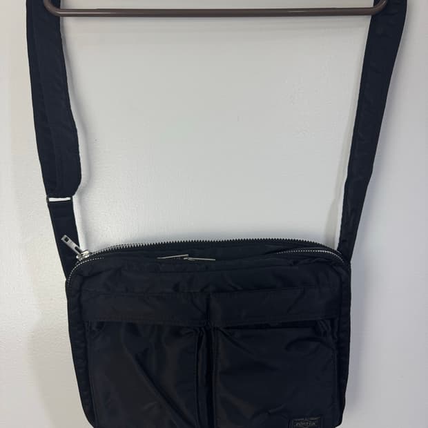 요시다포터 탱커 크로스백 M 사이즈 블랙컬러 