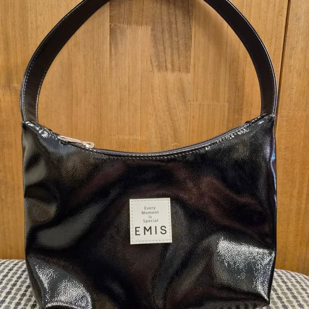 EMIS 이미스 블랙 에나멜 숄더백