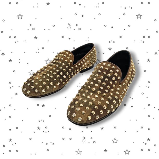 37 Christian Louboutin 골드 스터드 슬립온