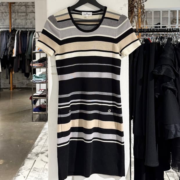 꾸레쥬 블랙 화이트 스트라이프 니트 하프 슬리브 미디 원피스