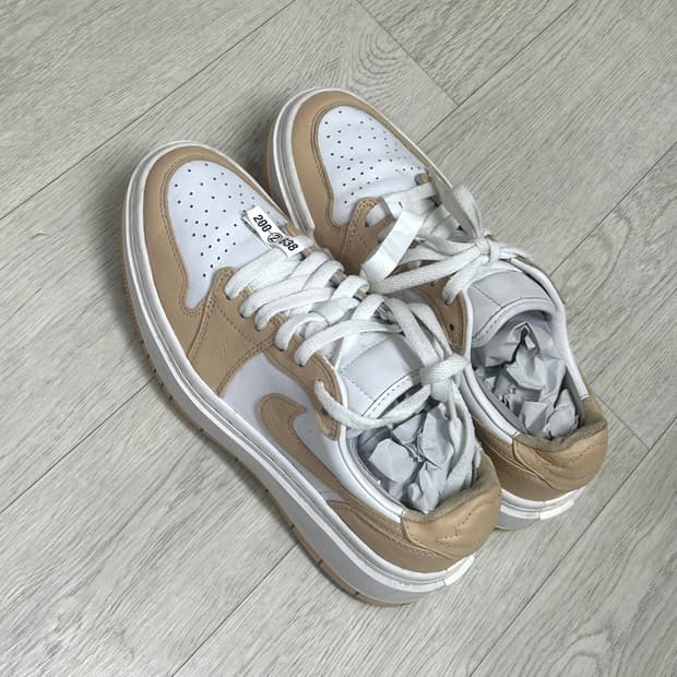 나이키 에어조던 1 로우 엘리베이티드 여성 스니커즈 탄