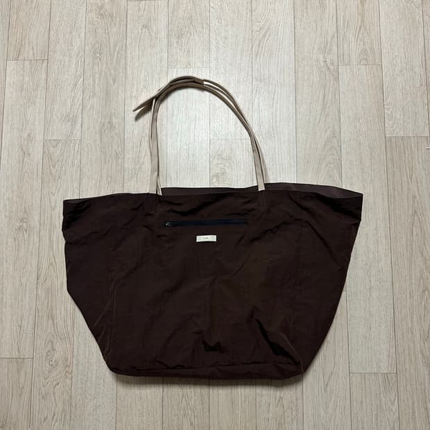 xlim ep7 02 bag brown