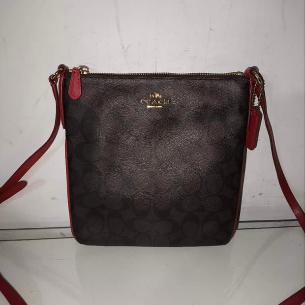 코치 가죽 미니 크로스백