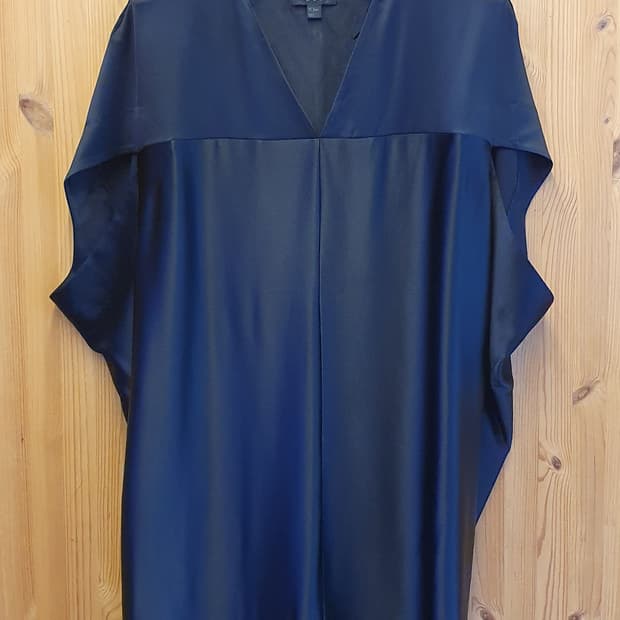 66.COS 브이넥 블랙 원피스