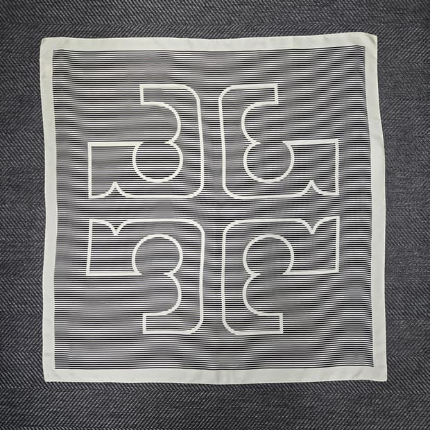 토리버치 24ss 핀스트라이프 로고 실크 스퀘어 스카프