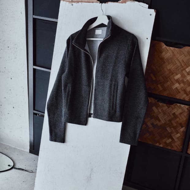 모노프리베  텍스쳐드 하이넥 집업 챠콜