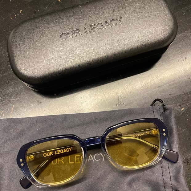 아워 레가시 어스 선글라스 샤이니 블루 색상 삽니다.