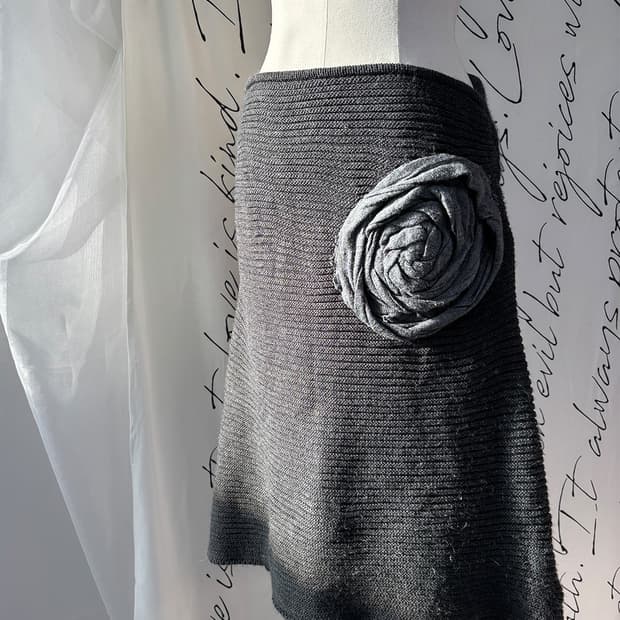 Dark cloudy 플라워 아플리케 포인트 니트 셔링 스커트