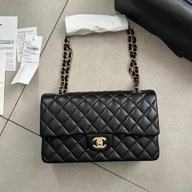 새상품 샤넬 클래식 플랩백11.12 미듐 블랙 24년12월구매