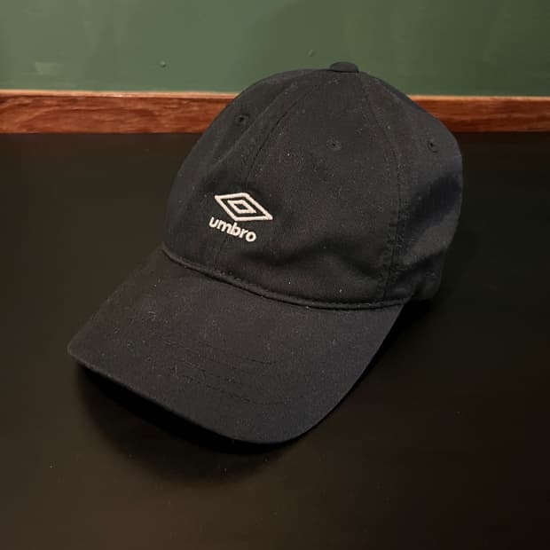엄브로 볼캡