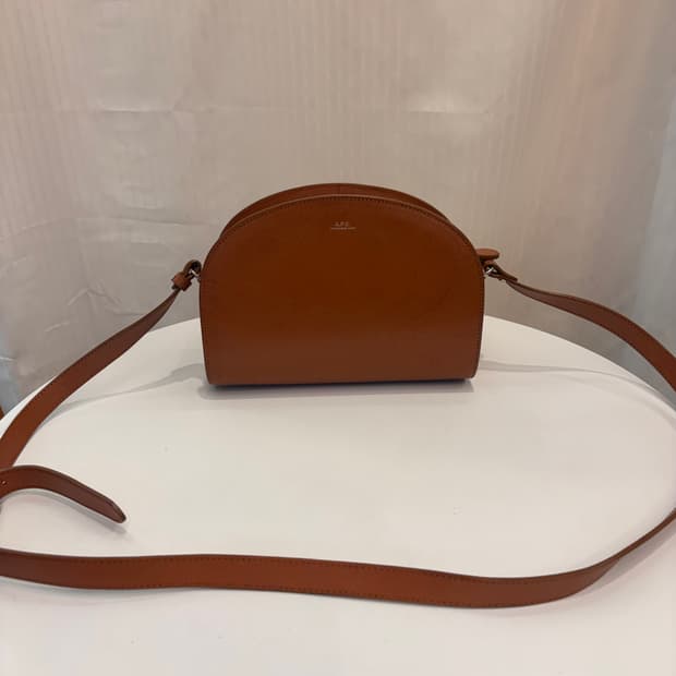 정품 아페쎄 하프문 크로스백    