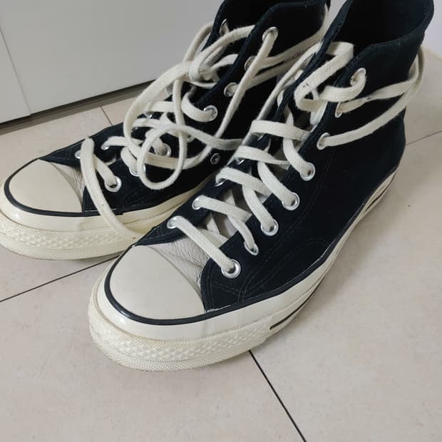 에센셜 x 컨버스 스니커즈