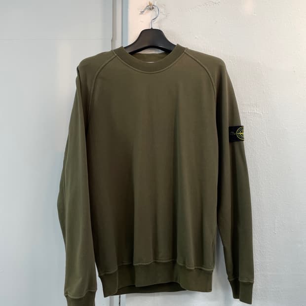 스톤 아일랜드 와펜 카키 맨투맨