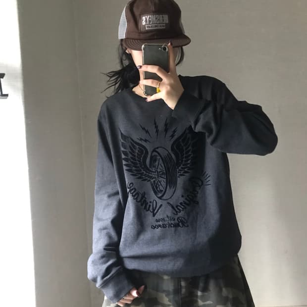 버카루 그레이 윙 맨투맨