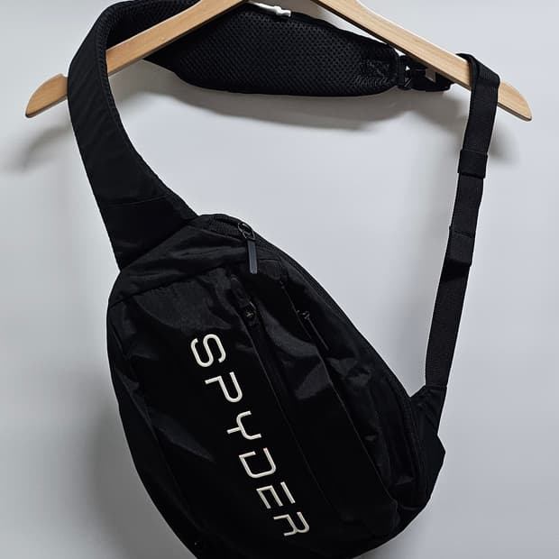 스파이더 블랙 슬링백 가방