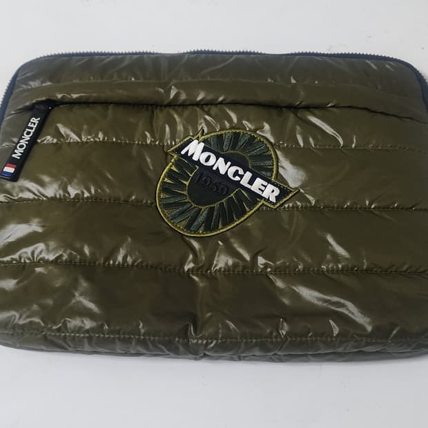 몽클레어 랩탑 패딩 클러치