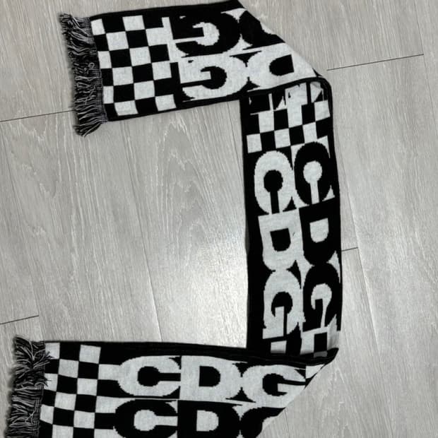 CDG 목도리 팝니다
