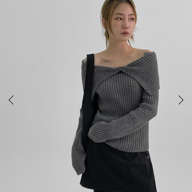 블랙업 골지 오프숄더 니트