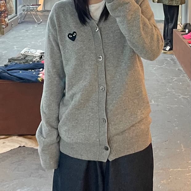 꼼데가르송 플레이 블랙 하트 와펜 그레이 가디건 H2014