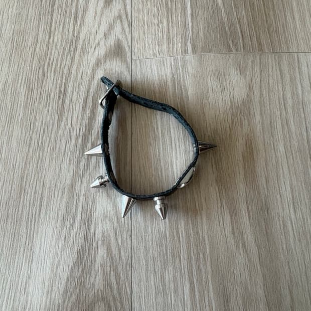 아워레가시 레더 스터드 팔찌