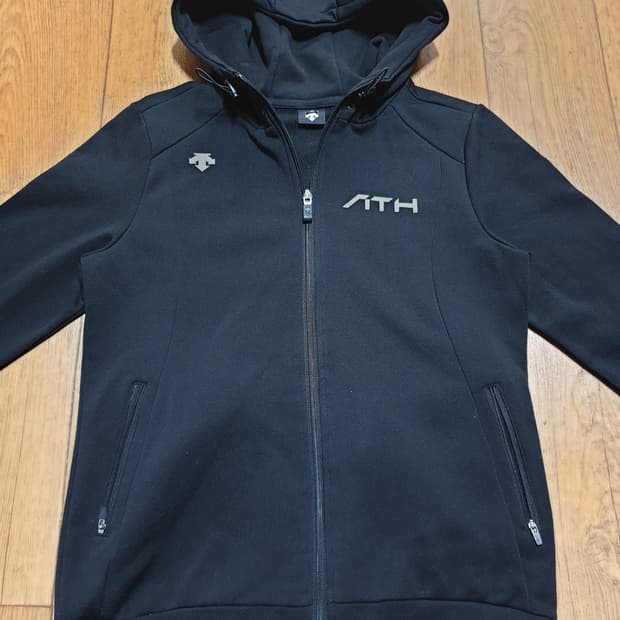 1069 데상트 후드집업 95 사이즈입니다