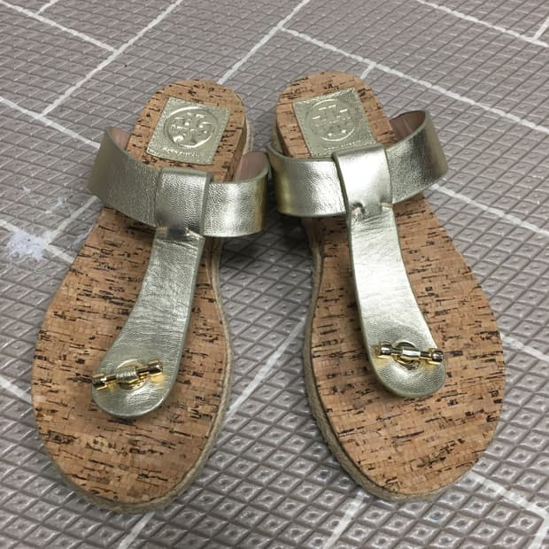 토리버치 메탈릭 슬라이더 샌들 6M 230