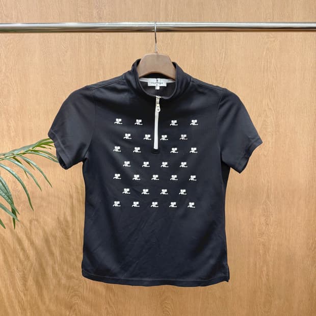 꾸레쥬 하프 집업 반팔 티셔츠 올오버 로고 패턴 슬림핏 블랙