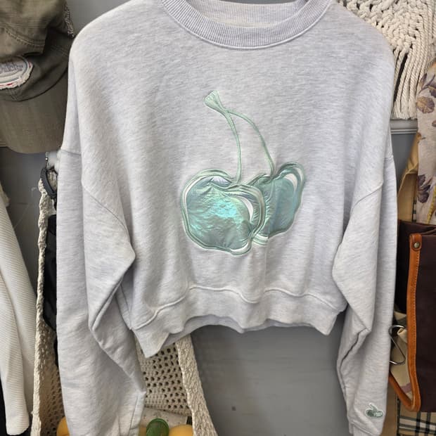 키르시 빅체리 크롭 맨투맨 1사이즈