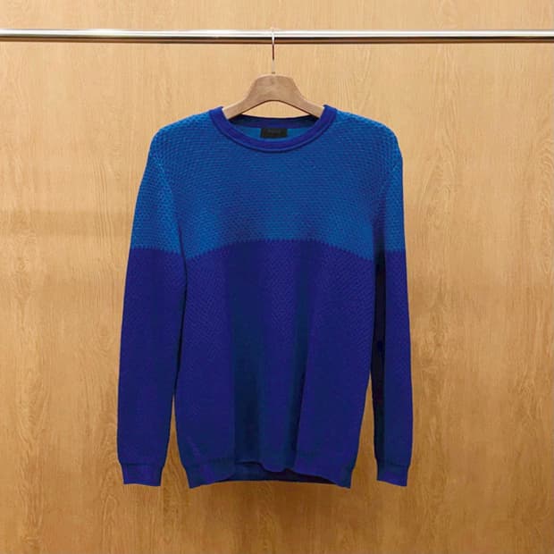 타임 라운드넥 니트 투톤 배색 와플 조직 텍스쳐 디테일 레귤러핏 블루